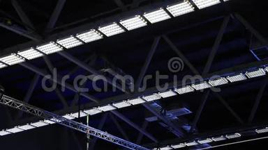 灯具<strong>吊挂</strong>在蓝色<strong>吊</strong>顶结构钢布下空间大.. 库存录像。 屋顶下的钢结构